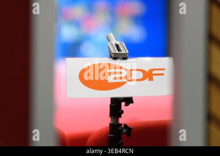 Munich, Allemagne. 24 avril 2026. MUNICH, ALLEMAGNE - AVRIL 25 : logo de la chaîne de télévision ZDF avant la conférence de presse devant l'UEFA Champions League 2025/26 du FC Barcelone à l'Allianz Arena le 25 avril 2026 à Munich, Allemagne (photo de Sven Beyrich/Sports Press photo) crédit : SPP Sport Press photo. /Alamy Live News Banque D'Images