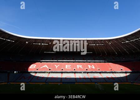 Munich, Allemagne. 24 avril 2026. MUNICH, ALLEMAGNE - AVRIL 25 : vue à l'intérieur d'une Allianz Arena vide sous le soleil du soir avec le lettrage Bayern Munich avant la Ligue des champions 2025/26 du FC Barcelone à l'Allianz Arena le 25 avril 2026 à Munich, Allemagne (photo de Sven Beyrich/Sports Press photo) crédit : SPP Sport Press photo. /Alamy Live News Banque D'Images