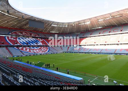 Munich, Allemagne. 24 avril 2026. MUNICH, ALLEMAGNE - AVRIL 25 : vue à l'intérieur d'une Allianz Arena Nordkurve vide sous le soleil du soir avec le logo du Bayern Munich avant l'UEFA Champions League 2025/26 du FC Barcelone à l'Allianz Arena le 25 avril 2026 à Munich, Allemagne (photo de Sven Beyrich/Sports Press photo) crédit : SPP Sport Press photo. /Alamy Live News Banque D'Images