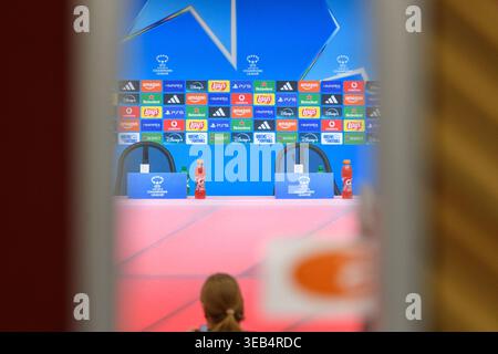 Munich, Allemagne. 24 avril 2026. MUNICH, ALLEMAGNE - AVRIL 25 : podium vide pour la conférence de presse devant la Ligue des Champions 2025/26 de l'UEFA FC Barcelone à l'Allianz Arena le 25 avril 2026 à Munich, Allemagne (photo de Sven Beyrich/Sports Press photo) crédit : SPP Sport Press photo. /Alamy Live News Banque D'Images