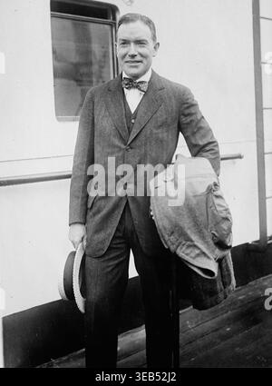 Image historique de J.D. Rockefeller Jr. debout à bord d'un navire à Tokyo, tenant un manteau et un chapeau, photographiée par bain News Service le 5 novembre 1920 Banque D'Images