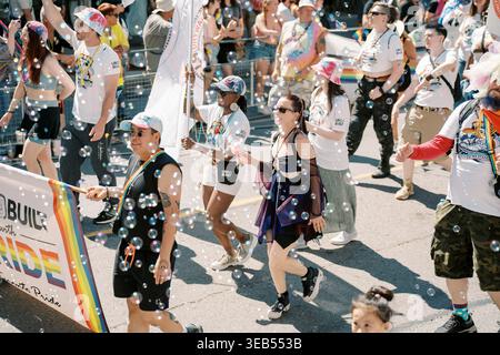 Toronto, Canada - 29 juin 2025 : amis célébrant avec des bulles et des sourires Banque D'Images