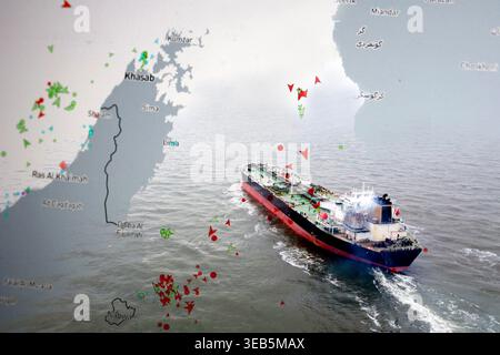 Pétrolier naviguant dans le détroit d'Ormuz avec recouvrement du trafic maritime Banque D'Images