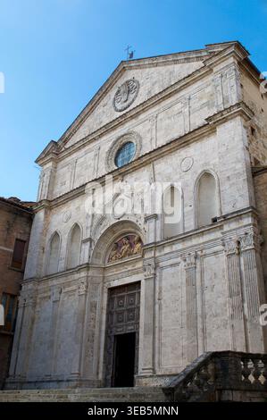Vue de l'église Sant'Agostino (Chiesa di Sant'Agostino) à Montapulciano, Italie. L'église de Sant'Agostino est une construction catholique romaine du XIIIe siècle Banque D'Images