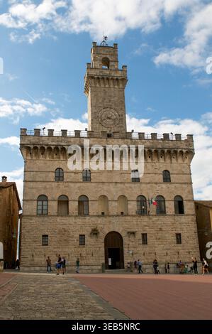 Montepulciano, Toscane, Italie - 25 septembre 2024 : Hôtel de ville de Montepulciano (Palazzo Municiaple) et sa tour de l'horloge, situé sur la Piazza Grande In Banque D'Images
