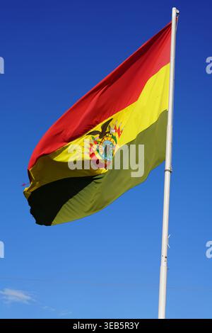 Bandera boliviana con fondo de cielo azul Banque D'Images