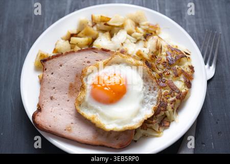 oeuf frit, pommes de terre sautées, fleischkäse, oeufs frits, pommes de terre sautées Banque D'Images