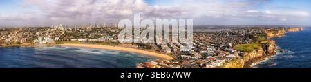 Banlieues est côte Pacifique de Sydney de Bondi Beach dans un large panorama aérien. Banque D'Images