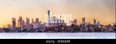 Horizon du quartier des affaires de Sydney sur la rivière Parramatta de Sydney Harbour depuis Inner West dans la lumière chaude et brillante du lever du soleil. Banque D'Images