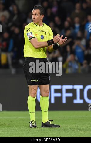 Napoli, Italie, 24 avril,2026 Daniele Doveri L'arbitre fait des gestes pendant la Serie A Enilive entre SSC Napoli vs US Cremonese :Agostino Gemito/ Alamy Live News Banque D'Images