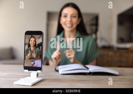 Créateur de contenu enregistrant des vidéos pour les médias sociaux sur l'appareil photo du smartphone Banque D'Images
