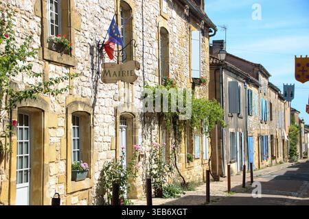 Monpazier, FRANCE - 08 AOÛT 2025 : vue panoramique sur la Mairie (mairie) située dans l'une des rues parfaitement préservées de Monpazier. Ce 13e. Banque D'Images