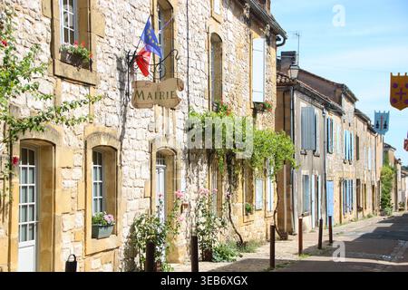 Monpazier, FRANCE - 08 AOÛT 2025 : vue panoramique sur la Mairie (mairie) située dans l'une des rues parfaitement préservées de Monpazier. Ce 13e. Banque D'Images