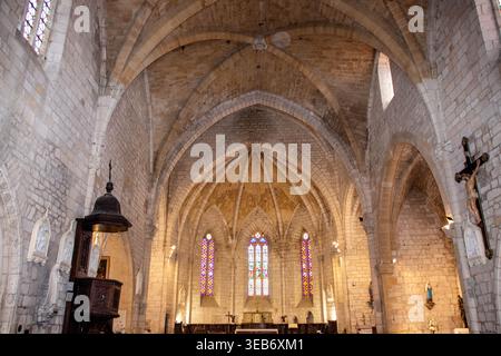 Monpazier, FRANCE - 12 AOÛT 2025 : L'intérieur majestueux de l'église Saint-Dominique à Monpazier, bastide du XIIIe siècle classée parmi les 'PL Banque D'Images