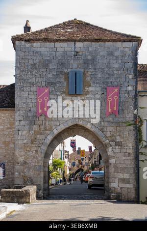 Monpazier, FRANCE - 12 AOÛT 2025 : la porte de la Justice historique, l'une des portes fortifiées du XIIIe siècle de la bastide royale de Monpaz Banque D'Images