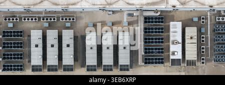 Toit industriel avec plusieurs unités HVAC et équipement de ventilation Banque D'Images
