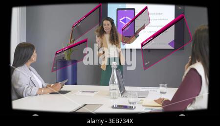 Présentant femme faisant des gestes et parlant dans la salle de conférence en blazer beige, avec affichage AR violet Banque D'Images