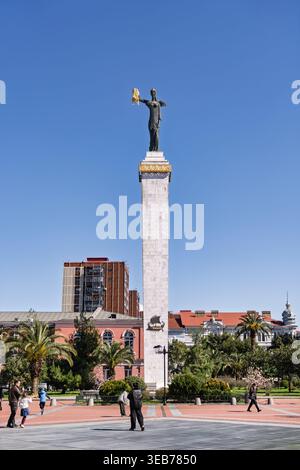 Batoumi, géorgie 21 avril 2026 : monument de médée avec toison dorée au sommet de la haute colonne de batoumi place de l'europe sous ciel bleu clair, terre balnéaire populaire Banque D'Images