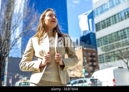 Femme d'affaires confiante posant à New york Banque D'Images