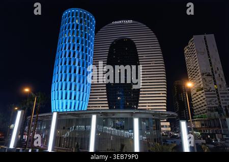 Batumi, géorgie 21 avril 2026 : batumi skyline la nuit avec palais de l'alliance illuminé et cour près du complexe marriott le long de la mer Noire Wat Banque D'Images