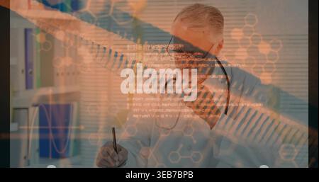 Écrire médecin senior au bureau de la clinique pour revoir les notes, porter une blouse de laboratoire, stéthoscope, superpositions de code Banque D'Images