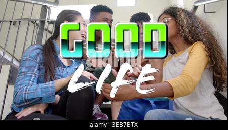 Assis quatre adolescents bavardant dans les escaliers de l'école, montrant un graphique GOOD LIFE, chemise à carreaux, tee-shirt raglan Banque D'Images