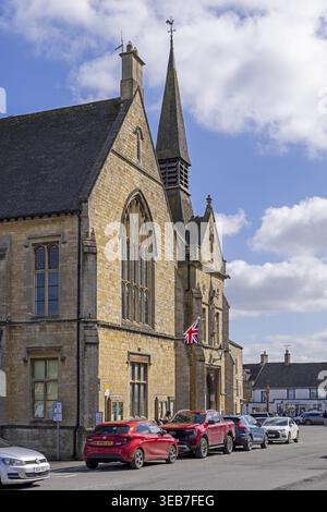 St Edwards Hall, voitures, place du marché, Stow-on-the-Wold, les Cotswolds, Angleterre, Grande-Bretagne Banque D'Images