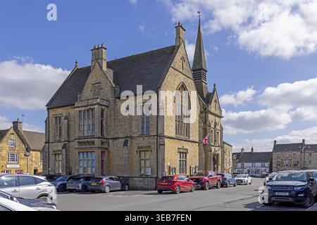 St Edwards Hall, voitures, place du marché, Stow-on-the-Wold, les Cotswolds, Angleterre, Grande-Bretagne Banque D'Images