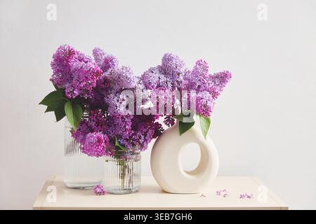 Belles fleurs de lilas dans un vase sur une table. Fleurs de lilas fraîches pour insuffler à votre maison un parfum printanier. Banque D'Images