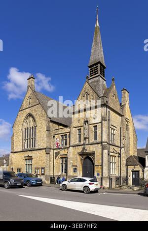 St Edwards Hall, voitures, place du marché, Stow-on-the-Wold, les Cotswolds, Angleterre, Grande-Bretagne Banque D'Images