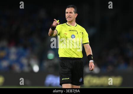 Naples, Italie. 24 avril 2026. L'arbitre Daniele Doveri fait un geste lors du match de Serie A entre la SSC Napoli et l'US Cremonese au stade Diego Armando Maradona à Naples, en Italie, le 24 avril 2026. Crédit : Nicola Ianuale/Alamy Live News Banque D'Images