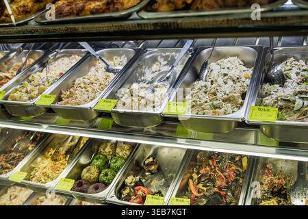 Batoumi, géorgie 21 avril 2026 : divers plats traditionnels géorgiens et salades dans une vitrine de charcuterie, y compris le phali et l'aubergine avec des noix, prêt Banque D'Images