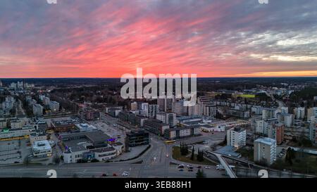 Panorama aérien du centre-ville de Raisio au coucher du soleil avec ciel rouge spectaculaire - Finlande Banque D'Images