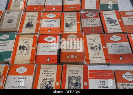 Londres, Royaume-Uni. 8 avril 2026. Une sélection de livres classiques Penguin d'occasion à vendre au Southbank Book Market situé sous Waterloo Banque D'Images