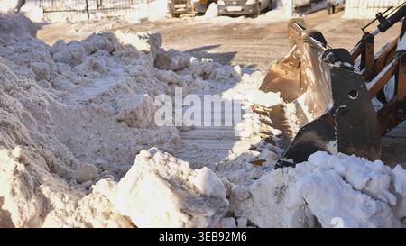 Machinerie lourde enlevant la neige profonde de la rue pendant le blizzard hivernal Banque D'Images