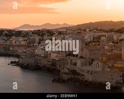 Vue aérienne du coucher du soleil sur les remparts de la vieille ville d'Antibes et la tour du Musée Picasso Banque D'Images