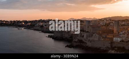 Panorama aérien du coucher de soleil de la vieille ville d'Antibes et du Château Grimaldi Banque D'Images