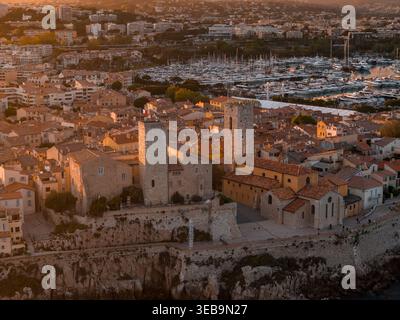 Vue aérienne du coucher du soleil de la vieille ville d'Antibes et du Château Grimaldi, France Banque D'Images