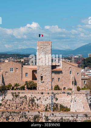Vue aérienne du Château Grimaldi et de la tour à Antibes, France Banque D'Images