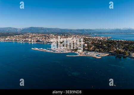 Vue aérienne d'Antibes, France, avec Cap d Antibes et marinas Banque D'Images