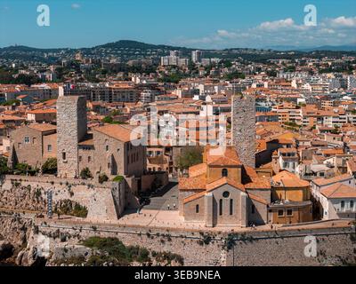 Vue aérienne de la vieille ville d'Antibes et des tours du Château Grimaldi Banque D'Images