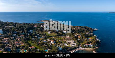 Vue aérienne de la péninsule du Cap d Antibes et de la vieille ville d'Antibes Banque D'Images