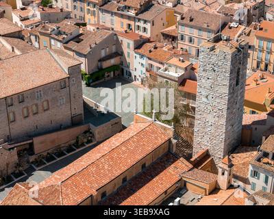 Vue aérienne de la vieille ville d'Antibes, de la tour médiévale et de la cathédrale Banque D'Images