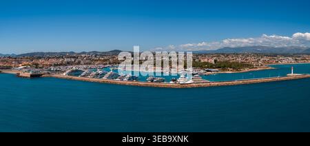 Vue panoramique aérienne de Port Vauban Antibes avec Fort Carre Banque D'Images