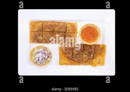 Découpe de Roti Mataba sorte de nourriture musulmane et indienne faite de farine avec un plat islamique qui a fait de tranches de concombre et d'oignons dans du vinaigre sur isol noir Banque D'Images