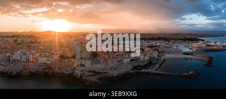 Panorama aérien du coucher de soleil d'Antibes, France avec Château Grimaldi Banque D'Images