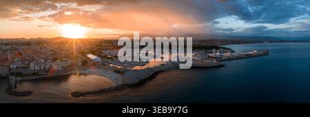Vue panoramique aérienne d'Antibes, France, au coucher du soleil avec Port Vauban Banque D'Images