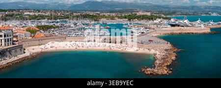 Vue aérienne d'Antibes, plage de la Gravette, Port Vauban, Alpes Banque D'Images
