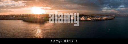 Vue panoramique aérienne d'Antibes et Port Vauban au coucher du soleil Banque D'Images