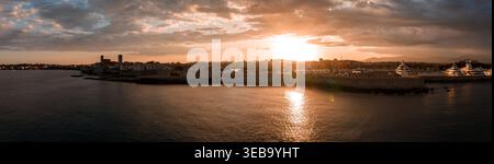 Vue panoramique aérienne d'Antibes au coucher du soleil, Baie des Anges et Port Vauban Banque D'Images